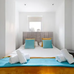 https://modern-2-bed-contemporary-garden-flat-withown-entrance.brighton-hotels-england.com